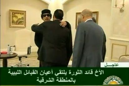 Imágen captada de la televisión de la última aparición de Gadafi, en un hotel de Trípoli, emitida por la BBC.