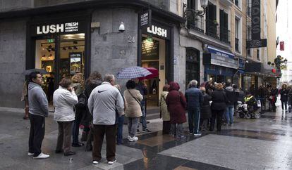 Madrilenys fent cua per comprar Loteria de Nadal, el novembre passat.