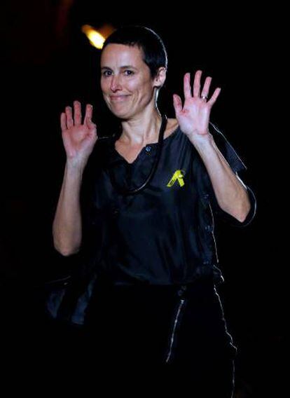 La dissenyadora Miriam Ponsa saluda el públic després de finalitzar la seva desfilada en la segona jornada de la passarel·la 080 Barcelona Fashion.