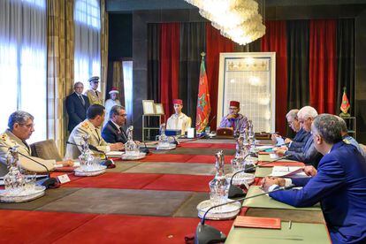 El Rey Mohamed VI de Marruecos durante la reunión del gabinete de crisis por el terremoto en Marruecos del sábado en Rabat, en una imagen oficial marroquí.