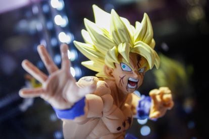 Detail of a figure of Goku in 'super saiyan' mode, from 'Dragon Ball Z'.