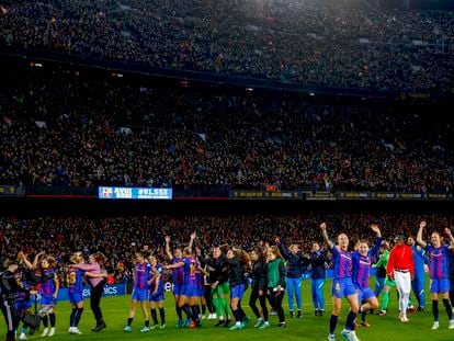 Las jugadoras del Barça agradecen la masiva entrada al Camp Nou tras ganar al Madrid.
