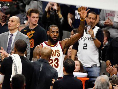 LeBron agradece los aplausos del p&uacute;blico tras superar los 30.000 puntos.