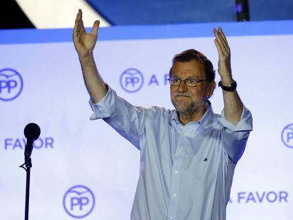 Mariano Rajoy saluda a sus partidarios desde la sede central de su partido en Madrid, una vez conocido el recuento de votos del 26-J.