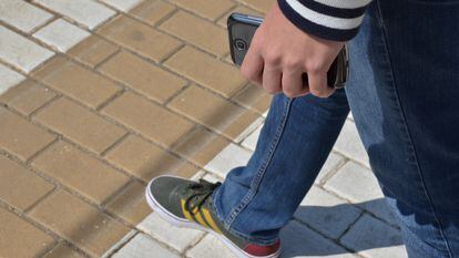 Persona andando con un móvil en la mano

UPV
23/04/2020 