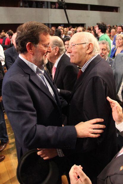 Rajoy, con el nuevo tesorero del PP, José Manuel Romay.