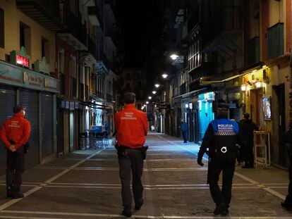 Agentes de la Policía vigilaban el cierre de locales en una calle de Pamplona el viernes pasado