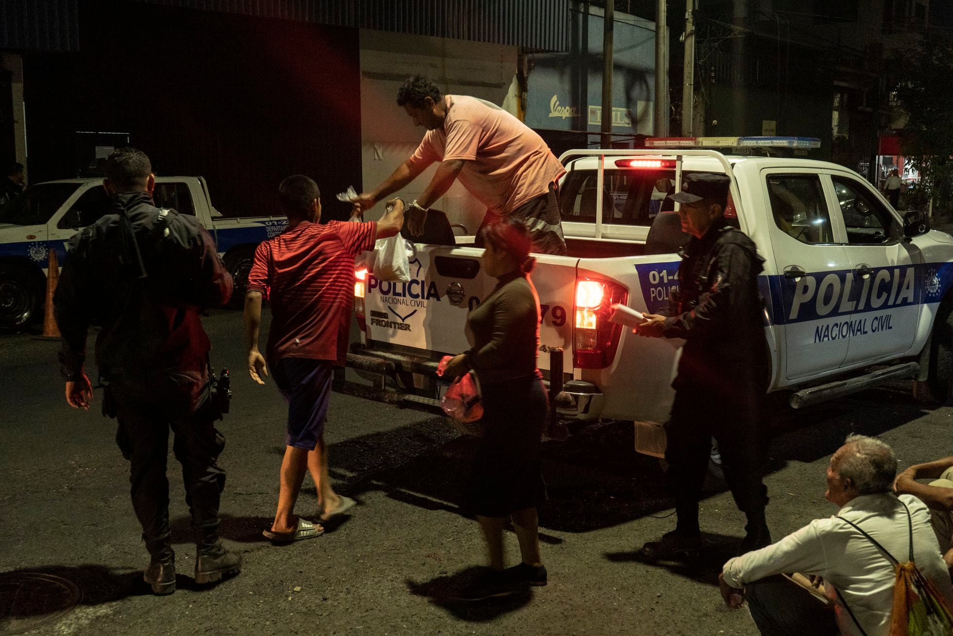 Policías transportan a nuevos detenidos durante el régimen de excepción. Estos son llevados a la sede de El Penalito, en San Salvador.