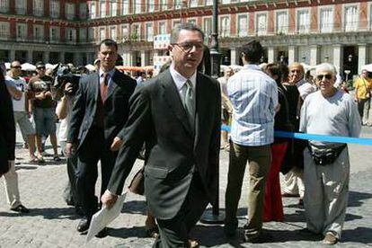 El alcalde de Madrid, Alberto Ruiz Gallardón, a su llegada hoy a la Plaza Mayor, en Madrid, donde ofició su primera boda entre personas del mismo sexo.