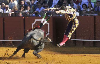 Antonio Ferrera pone un par de banderillas a su primer toro.