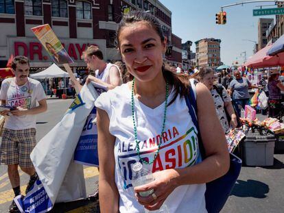 Alexandria Ocasio-Cortez, durante la marcha del Orgullo Gay en el Bronx el pasado 17 de junio.