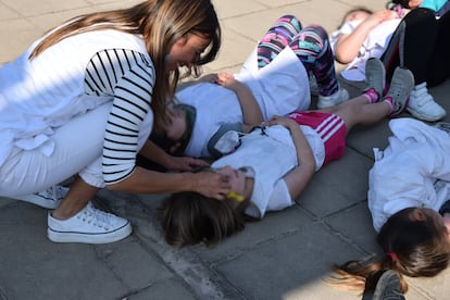 María Celeste asiste a un niño, durante la clase.