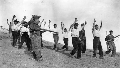 Soldados del bando sublevado escoltan a un grupo de milicianos republicanos capturados en Somosierra durante la Batalla de Guadarrama.