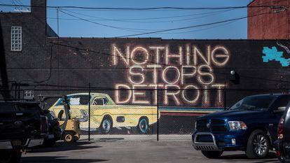 "Nothing stops Detroit" (nada detiene Detroit) escrito en una fachada de la ciudad estadounidense.