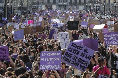 Manifestació feminista a la plaça Catalunya.