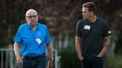 Rupert Murdoch, con su hijo Lachlan Murdoch, en 2017.