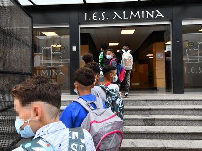 Menores marroquíes llegados en mayo a Ceuta entran a clase el pasado día 15 en la ciudad autónoma.