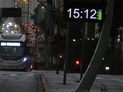 Un calle de São Paulo, a oscuras en medio de la tarde.