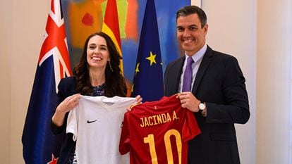 Jacinda Ardern y Pedro Sánchez intercambian camisetas de las selecciones nacionales de fútbol de Nueva Zelanda y España, este martes tras su reunión.