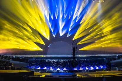 El escenario del estadio PalaOlímpico de Turín haciendo un guiño a la bandera de Ucrania durante los ensayos eurovisivos.