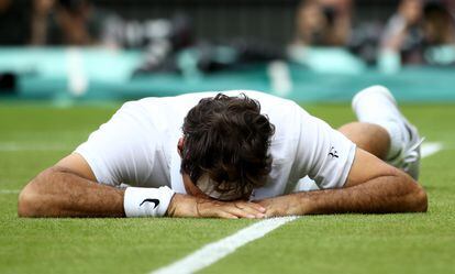 Federer reacciona después de resbalar durante el partido de semifinales de Wimbledon contra Milos Raonic, en 2016.