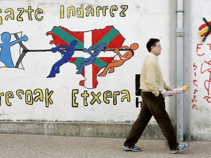 Pintadas alusivas a los presos de ETA y a su liberación en el muro de una calle de Etxarri-Aranatz (Navarra).