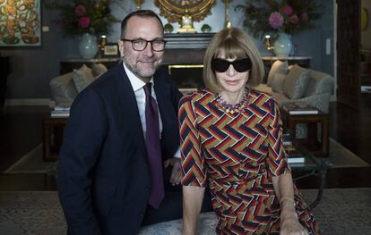 Costos, con Anna Wintour, editora de Vogue USA, durante una producción para El País Semanal en la embajada de EE UU en España (2015).