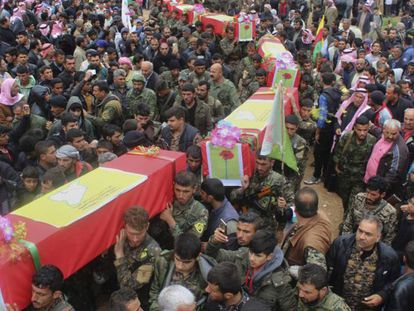 Los funerales de los milicianos muertos en un ataque de EE UU en el noroeste de Siria, este jueves. 