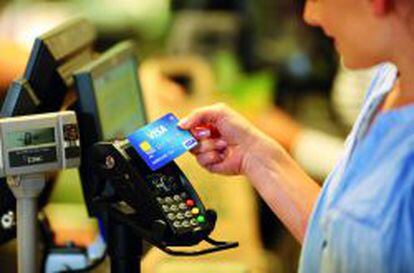 Una cliente paga con una tarjeta contactless de Visa.