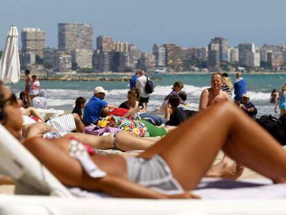 Turistas en la playa de El Postiguet (Alicante).