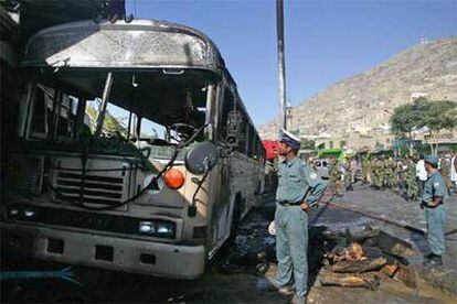 Un policía observa uno de los dos autobuses atacados ayer en Kabul.