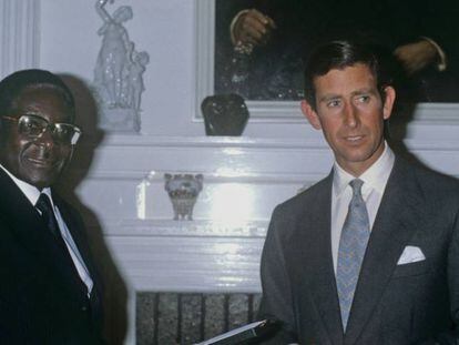 Mugabe, con el pr&iacute;ncipe Carlos, en abril de 1980 en Harare. 