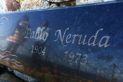 Dos visitantes se reflejan en la tumba del poeta chileno y Premio Nobel de Literatura Pablo Neruda en la casa-museo en Isla Negra, cerca de la localidad de El Quisco, a unos 150 kil&oacute;metros de Santiago de Chile, ayer, domingo 7 de abril de 2013. 