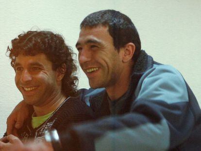 El miembro de ETA Igor González Sola, a la derecha, junto a su compañero en la banda terrorista Carmelo Laucirica Orive, en una imagen de archivo tomada en la Audiencia Nacional.
