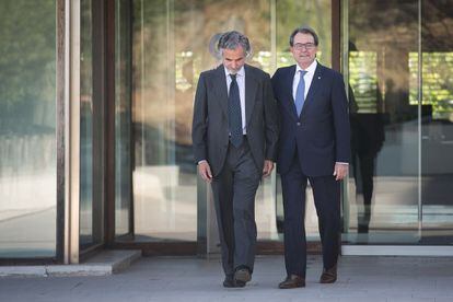 Ferran Rod&egrave;s, junto a Artur Mas, en el Tanatorio de Sant Gervasi.