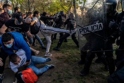 Enfrentamientos entre manifestantes y policías tras el mitin de Vox en Vallecas (Madrid), el pasado día 7.