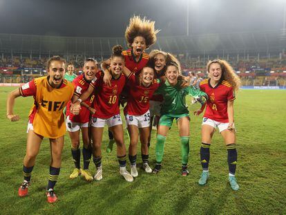 Las jugadoras de España, con Vicky López saltando en el centro, celebran el pase a la final del Mundial sub-17 después de ganar el miércoles a Alemania.