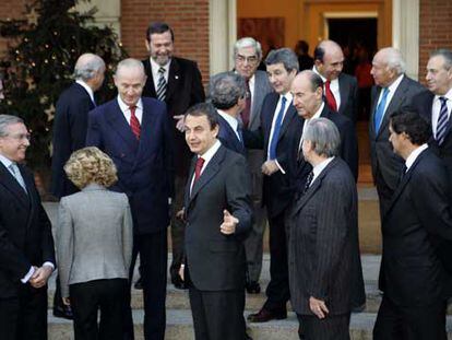 El presidente Zapatero posa en La Moncloa junto a la ministra Salgado, Valentín Fuster y los patronos de la Fundación Pro-CNIC.