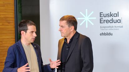 El director de programa, Pello Otxandiano, a la izquierda, y el coordinador general de EH Bildu, Arnaldo Otegi.