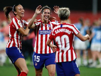 Torrecilla, Meseguer y Amanda celebran un gol en el Atlético-Manchester City del 30 de octubre.