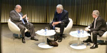 Pujol, Gonz&aacute;lez y Javier Moreno durante el encuentro.