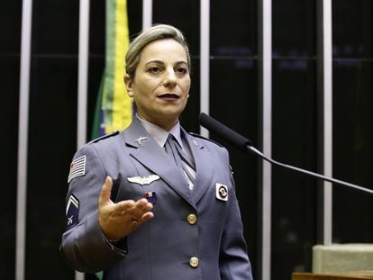 La diputada brasileña y ex-agente de la Policía Militar Katia Sastre da un discurso con su uniforme de cabo.