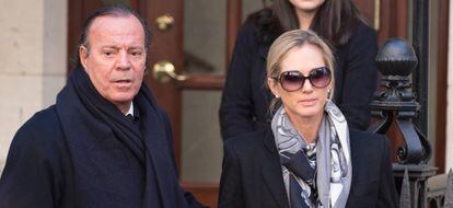 Julio Iglesias con su esposa Miranda Rijnsburger en el funeral de Óscar de la Renta en Nueva York.