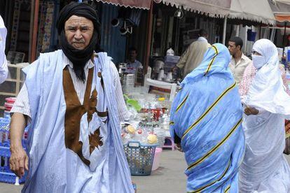 Saharauis ataviados con trajes tradicionales caminan por una calle de El Aai&uacute;n (S&aacute;hara Occidental), el pasado mayo.