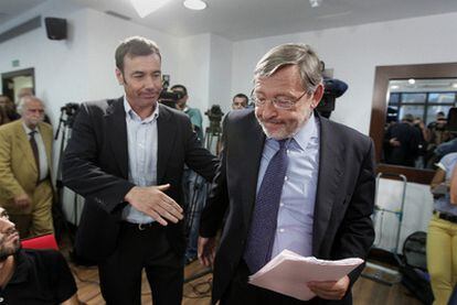 Jaime Lissavetzky y Tomás Gómez, durante el acto de presentación del primero como aspirante a la alcaldía de Madrid.