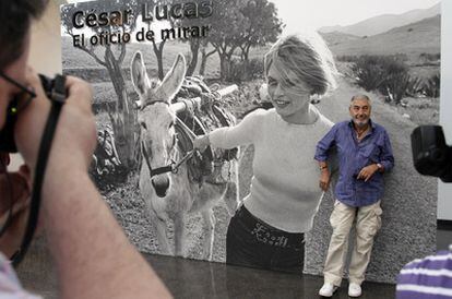 César Lucas, ayer ante una fotografía de Brigitte Bardot que tomó en Almería, en el Centro Andaluz de la Fotografía.