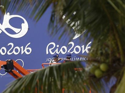 Trabajadores dan los últimos retoques en la tienda oficial de los Juegos de Río 2016.