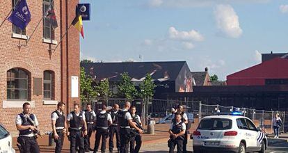Agentes en la localidad belga de Charleroi poco despu&eacute;s del atentado. 