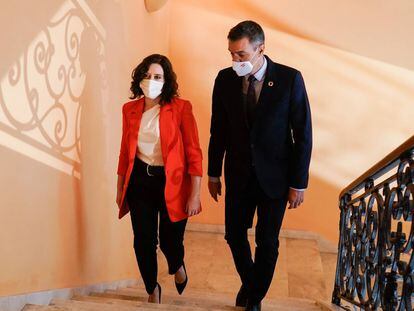 La reunión de Pedro Sánchez e Isabel Díaz Ayuso en la Puerta del Sol, en imágenes