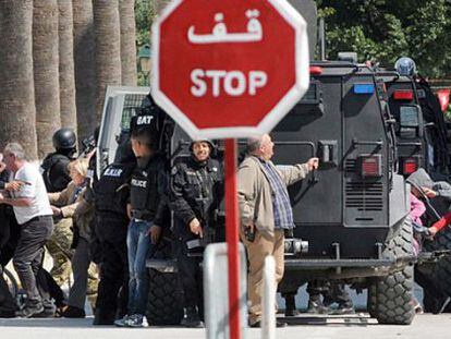 Policías tunecinos liberan a varios rehenes este miércoles.